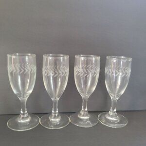 Set Of 4 Etched Glass Wine glasses Laurel LeafDesign 6" Tall Elegant Stemware